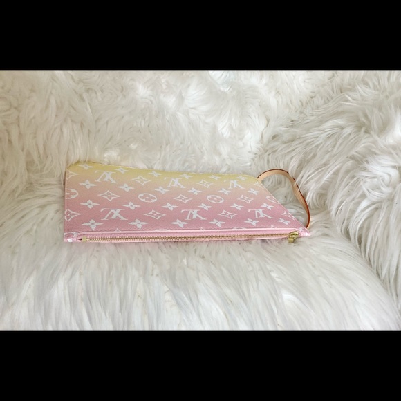 β¨πLouis Vuittonπβ¨ Neverfull Pouch By the Pool Light Pink & Yellow - Picture 3 of 12